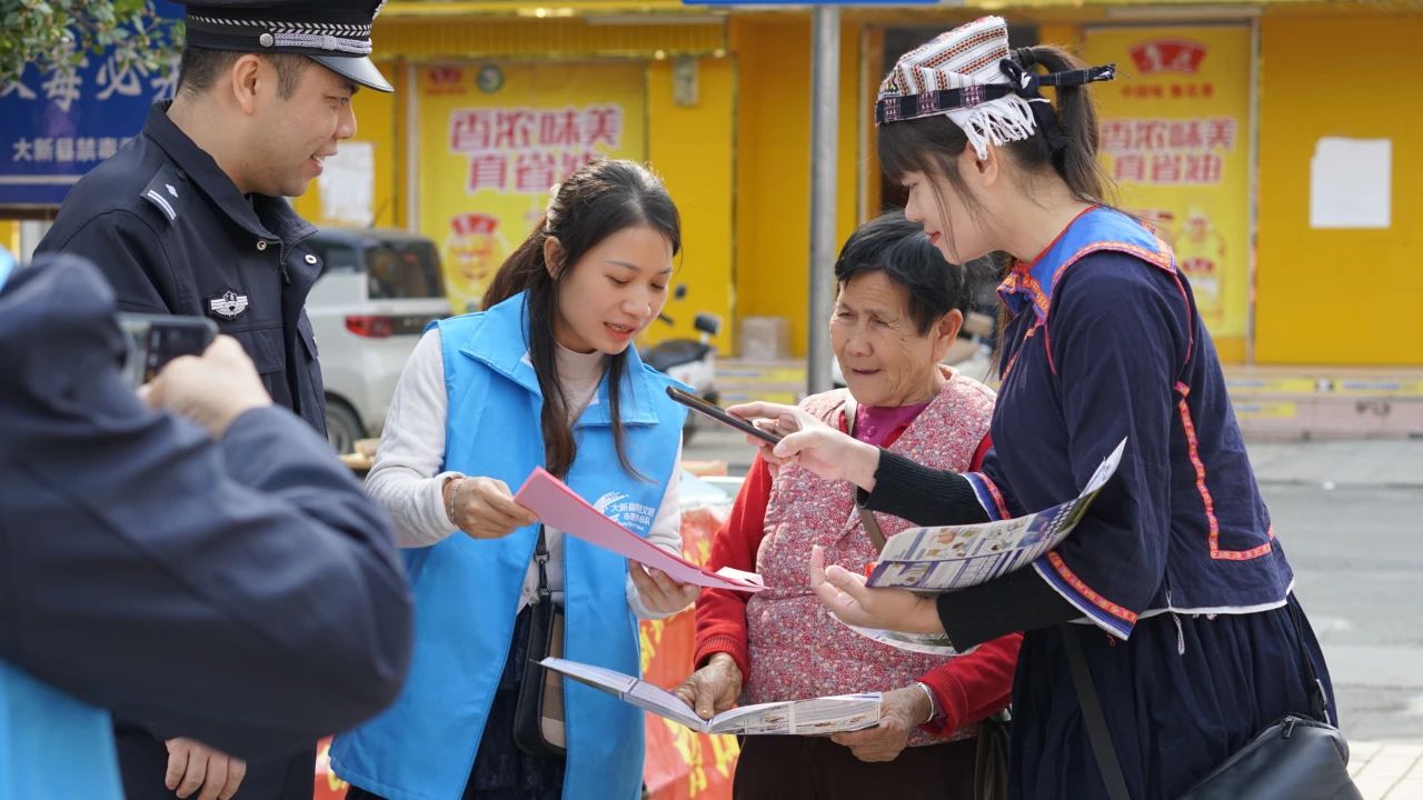 崇左市大新縣開(kāi)展“爭(zhēng)做大新好網(wǎng)民 網(wǎng)絡(luò)舉報(bào)辟謠我先行”主題宣傳活動(dòng)